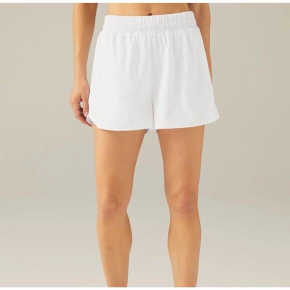 beyond Yoga Womens stretch woven in stride lined shorts True White Medium - Picture 1 of 16